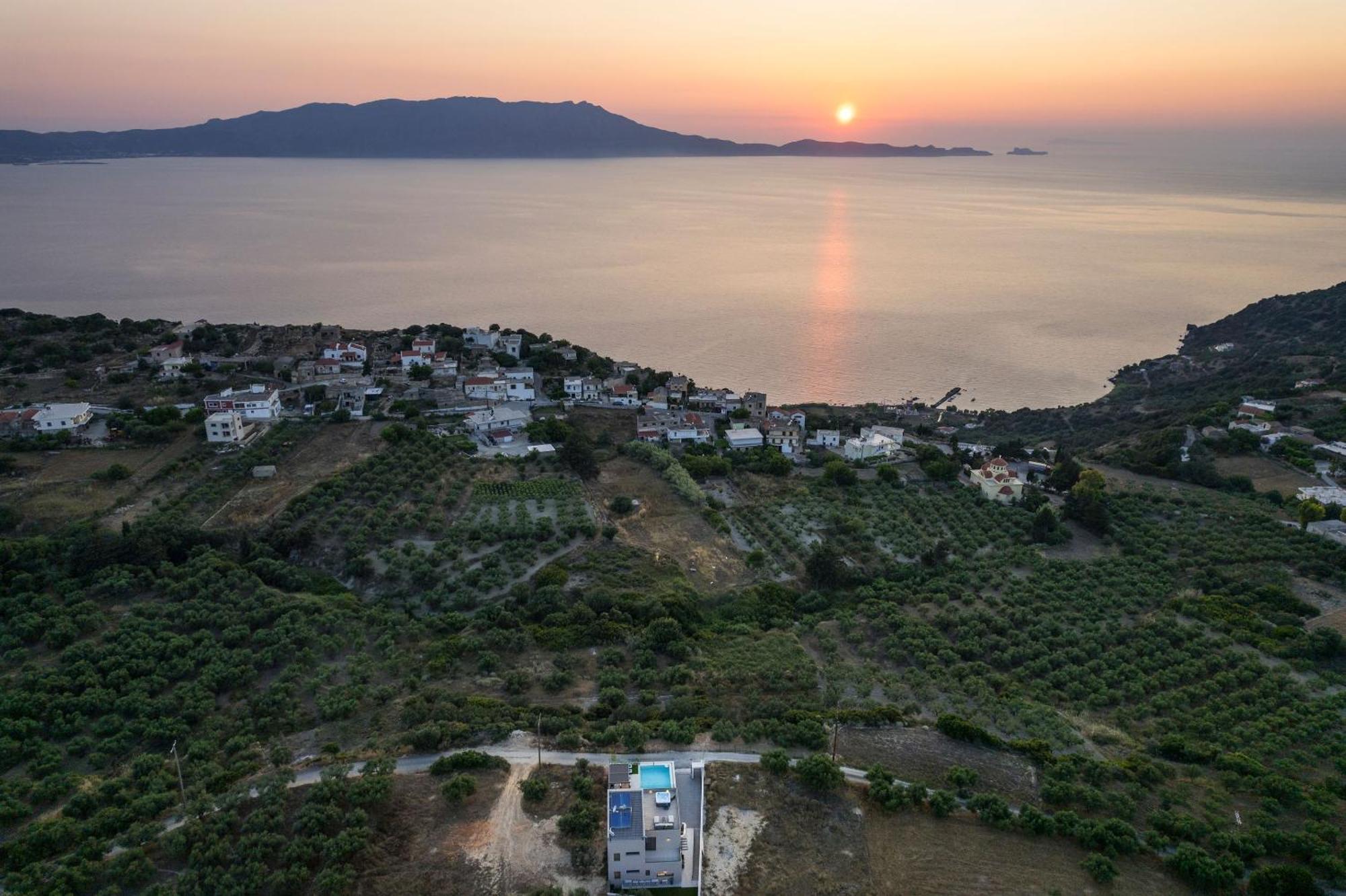 Villa Ekphrasis With Sea View And Jacuzzi Ravdhoúkha Екстериор снимка